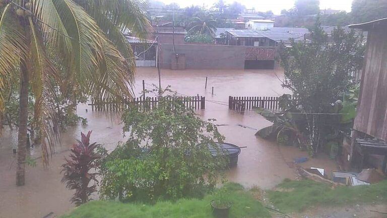 Forte chuva em Rio Branco deixa casas alagadas e ruas intrafegáveis; confira