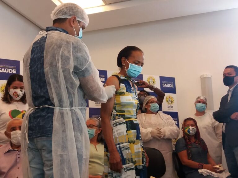 Enfermeira de 69 anos é vacinada contra o coronavírus pelo próprio filho no AC: “Emoção”