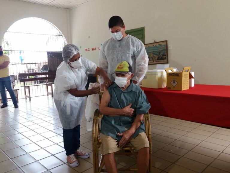 Bocalom inicia vacinação contra covid-19 na Capital imunizando idosos no Lar Vicentino