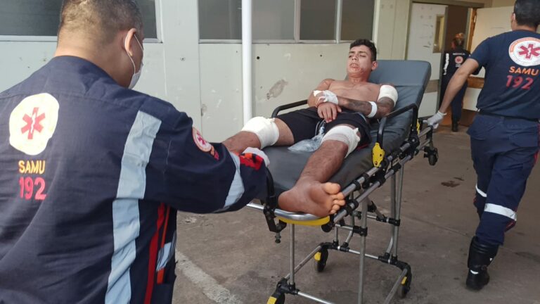 Mulher esfaqueia marido durante bebedeira e continua briga dentro de ambulância no Acre