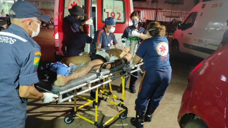 Jovem é baleado na frente de comércio no ramal da Judia