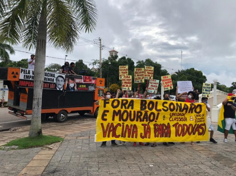 Manifestantes pedem “fora, Bolsonaro” em frente ao Palácio Rio Branco