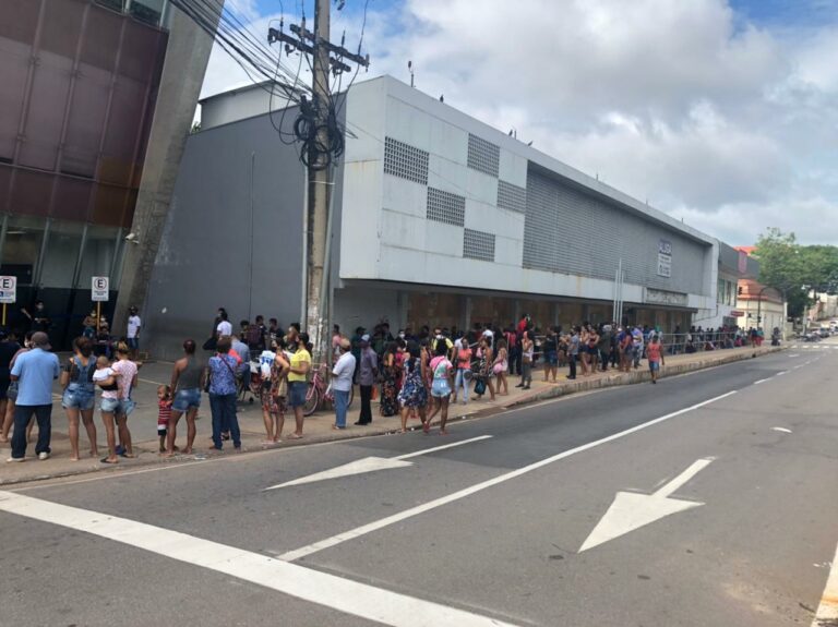 Fila quilométrica para atendimento na Caixa Econômica toma ruas do centro da Capital