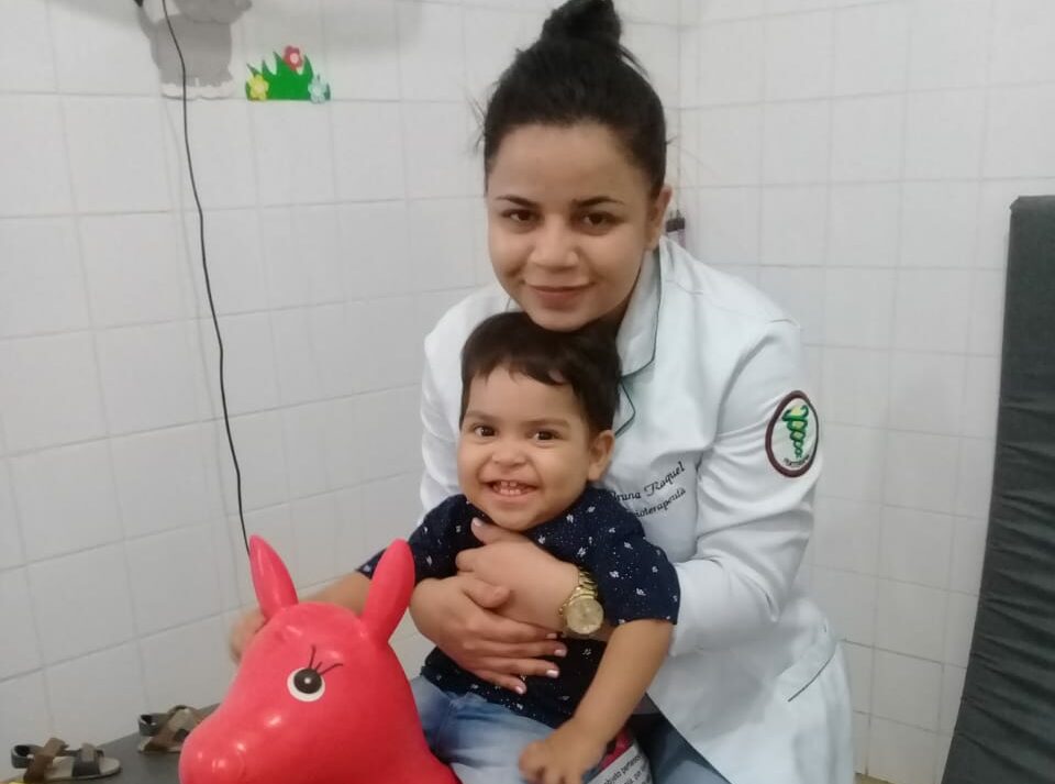 Vereador comemora recontratação de fisioterapeuta que cuidava de pessoas com deficiência