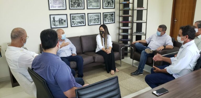 Rocha acompanha embaixador de Israel em visita a fábricas de café e castanha