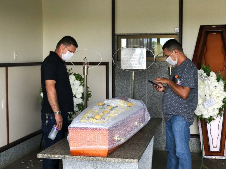 Acreano encontrado morto em seu apartamento em Salvador é sepultado