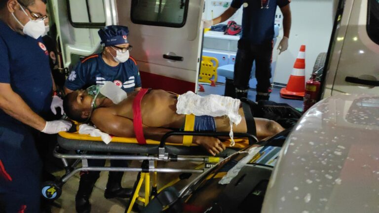 Vendedor de picolé que levou três tiros e pediu ajuda em comércio morre no PS