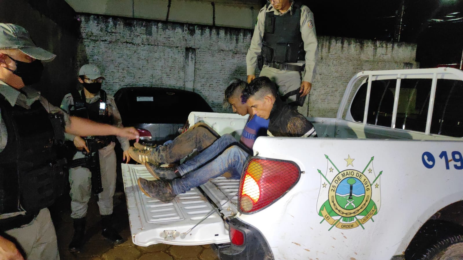 Polícia prende dois homens com arma e eles confessam vários assaltos na cidade