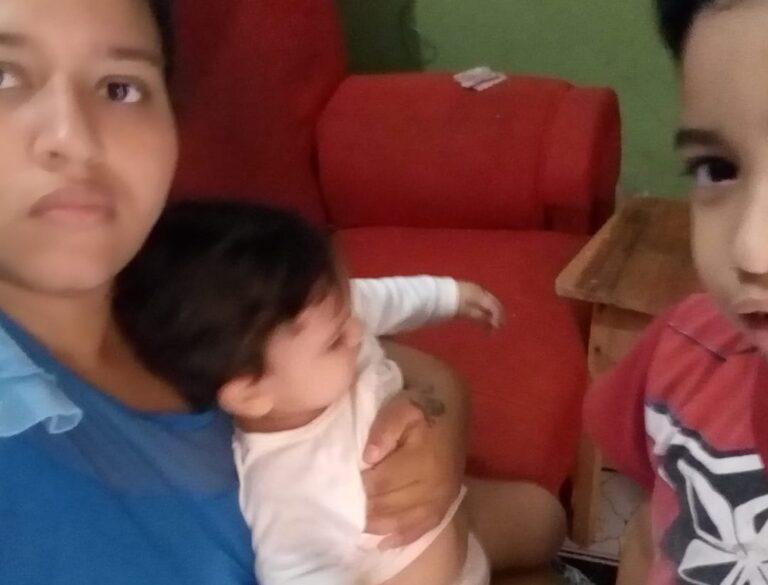 No Acre, mãe solteira com dois filhos pequenos passa necessidades: “Preciso de socorro”