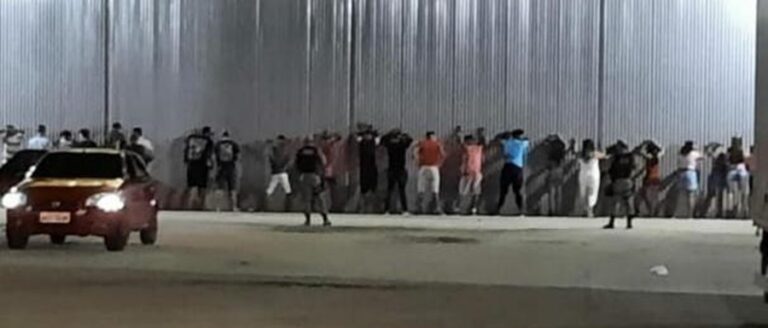 PM acaba com festa clandestina em posto de combustível em Cruzeiro do Sul