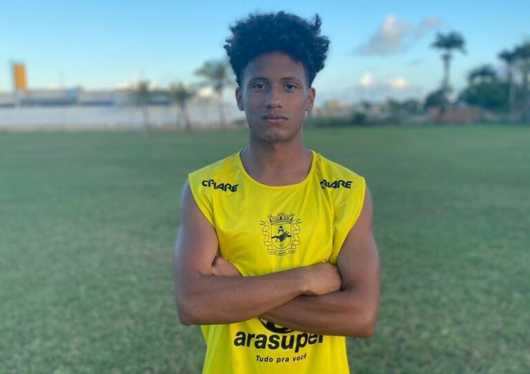 Galvez fecha parceria e negocia meia-atacante da base com Fluminense