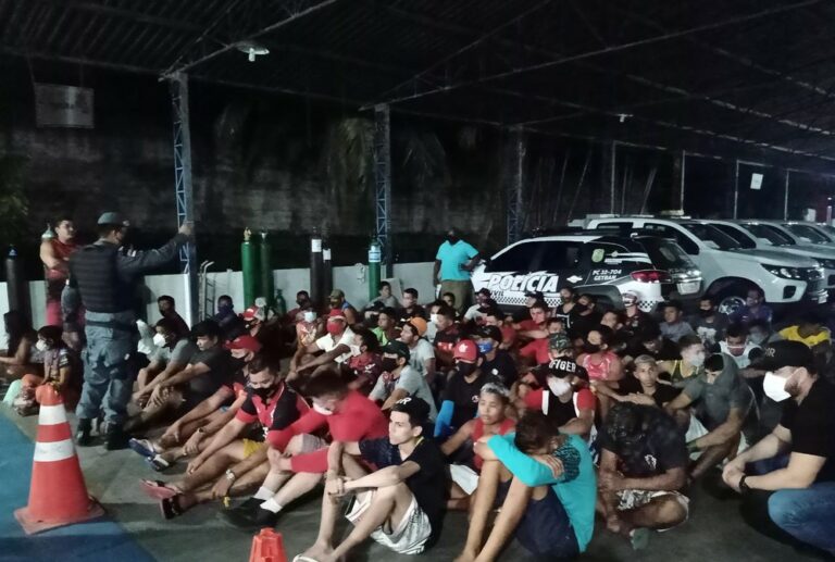 Mais de 60 são presos por assistir jogo de futebol em bares durante toque de recolher em Manaus