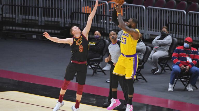 Com 46 pontos de LeBron James contra ex-time, Lakers vencem os Cavaliers na NBA