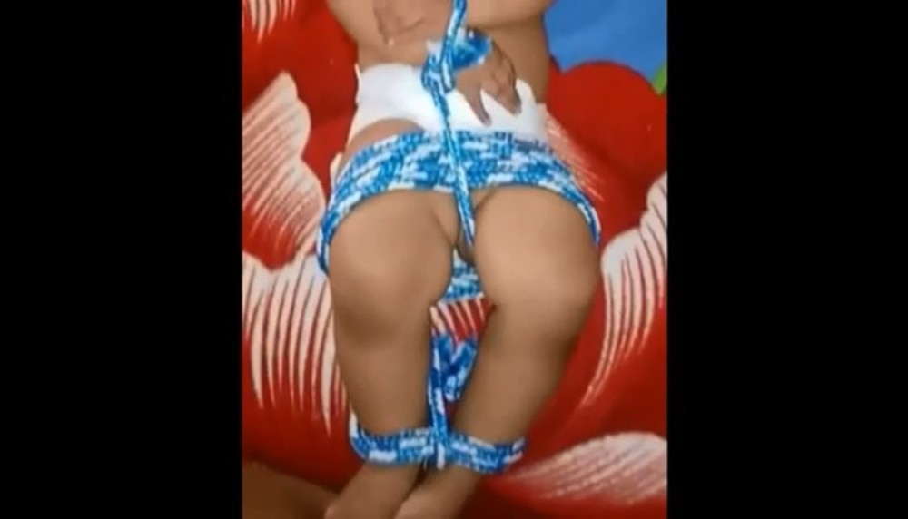 Mãe amarra bebê para chantagear pai da criança