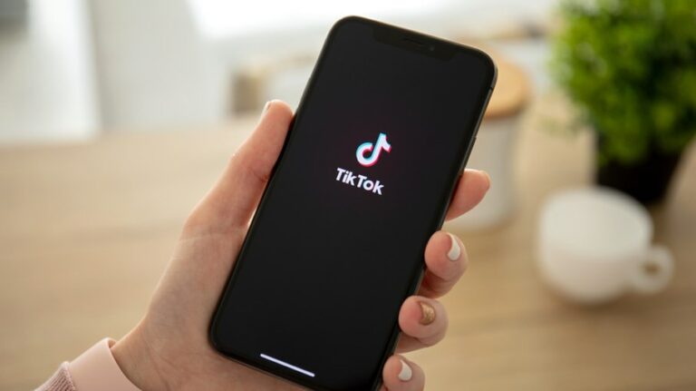 Menina de 10 anos morre asfixiada depois de participar de desafio do TikTok