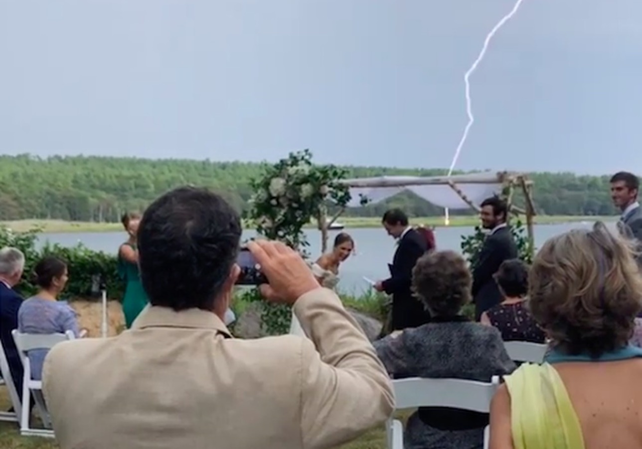 Noivo menciona ano de 2020 e raio cai perto de casamento logo em seguida; veja vídeo