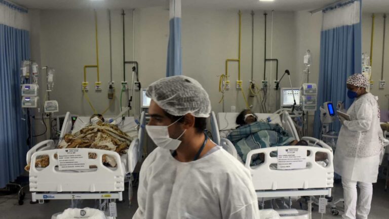 Cheios de pacientes com Covid, clínicas pressionam rede pública em Manaus