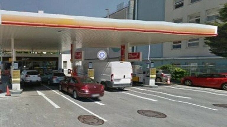 Mulher transa com assaltante em loja para atrasá-lo até chegada da polícia