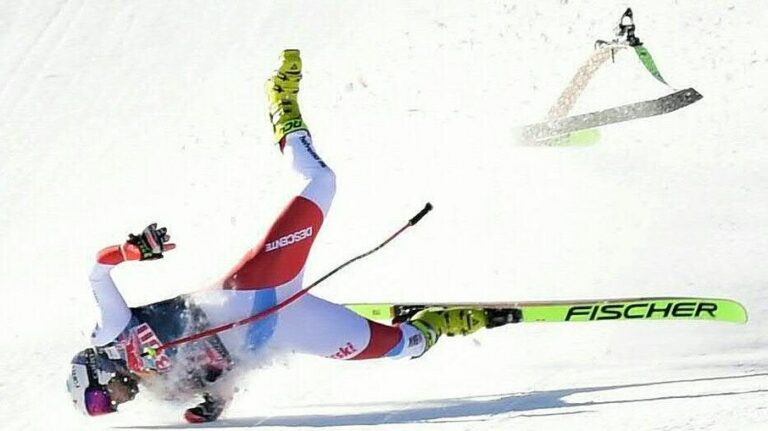 Esquiador cai a 140 km/h e é levado inconsciente para o hospital; veja vídeo da queda