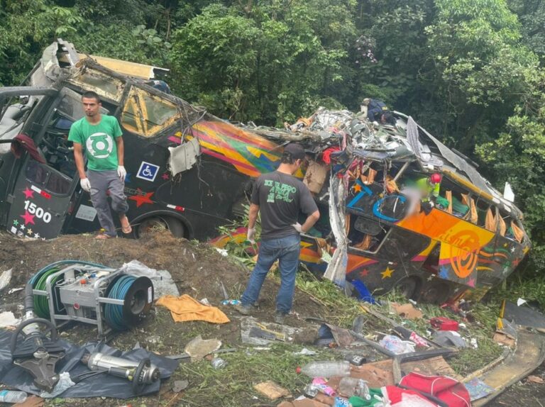 Acidente com ônibus na BR-376 em Guaratuba deixa 21 mortos e 33 feridos