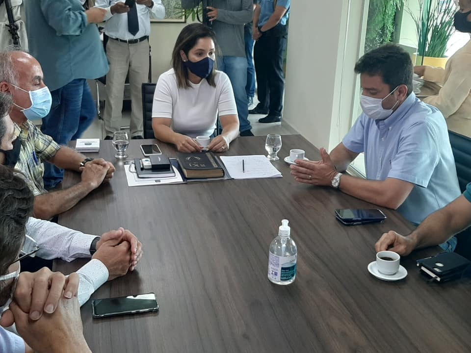 Clima entre Gladson e Bocalom é de ‘romance’ durante visita do governador à prefeitura