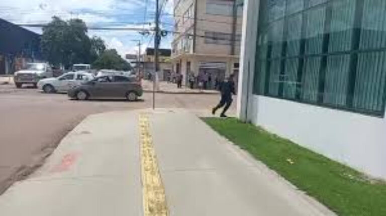 Vídeo: ladrões roubam R$ 50 mil de empresário na frente de banco em Porto Velho