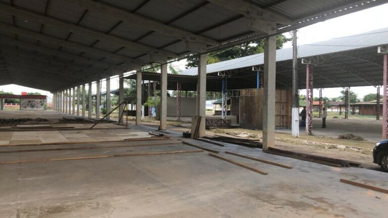 Temendo enchente do Rio Acre, Prefeitura já iniciou construção de 100 abrigos