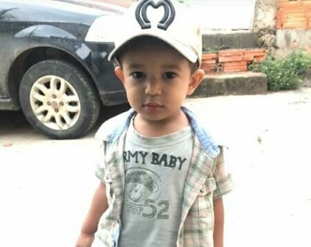 Menino de dois anos é internado em estado grave após engasgar com brinquedo