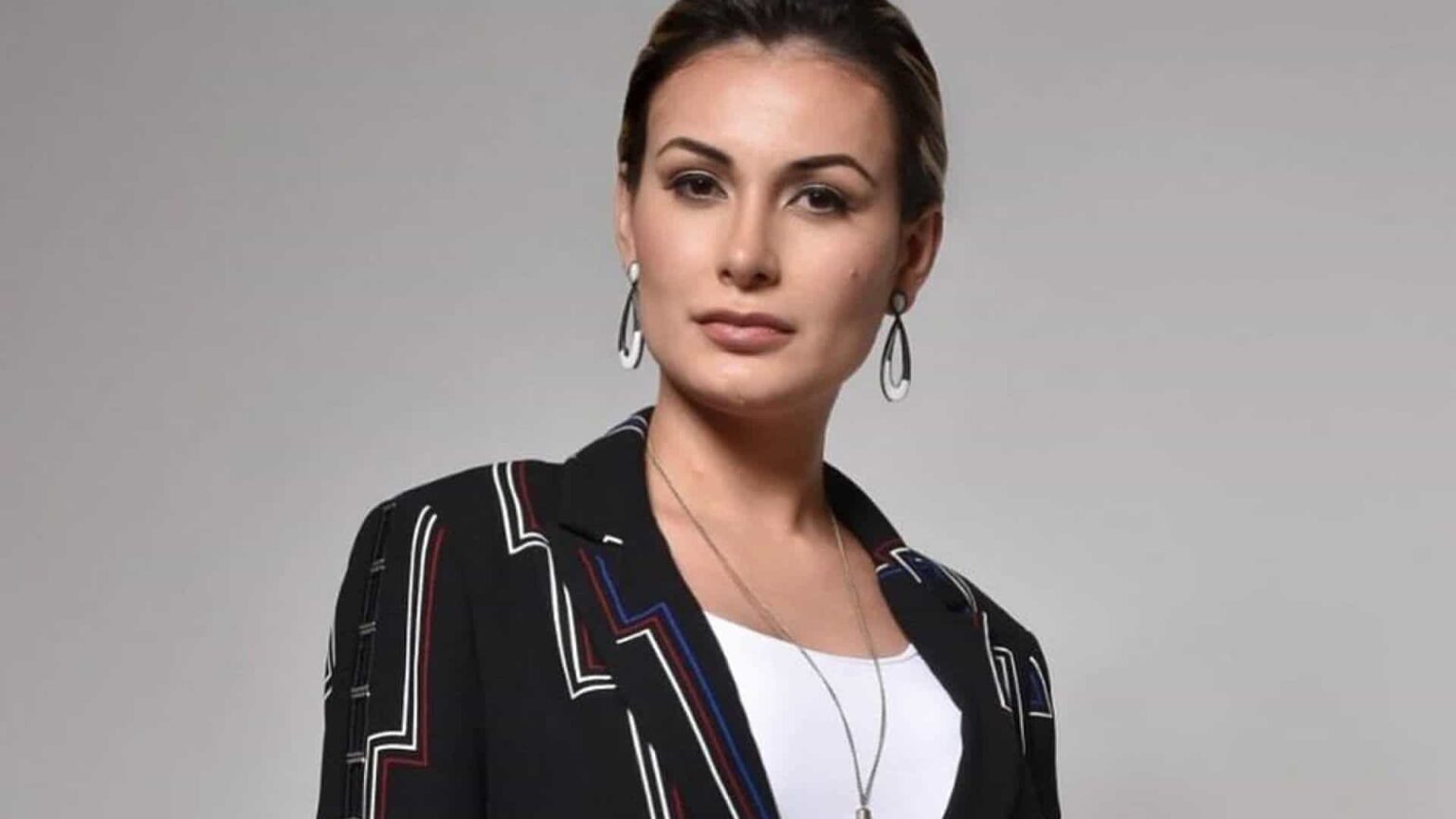 Andressa Urach mostra como ficou sua perna após hidrogel