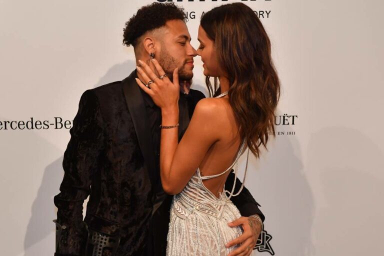 Neymar desarquiva fotos com Bruna Marquezine e fãs comemoram