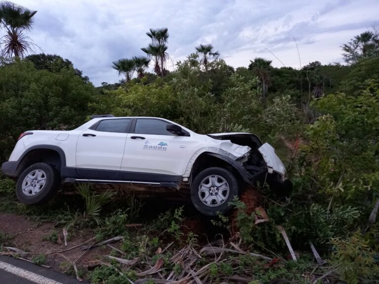 Carro que buscaria vacina contra Covid cai em ribanceira na estrada