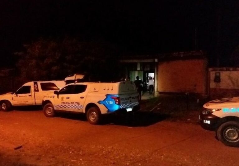 Criminosos armados com facão e revólver invadem casa e matam duas pessoas, incluindo uma adolescente