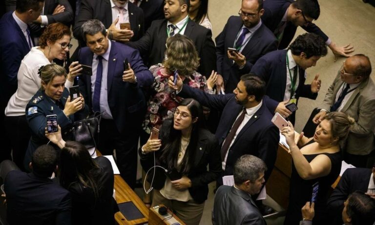 Deputados gastaram pelo menos R$ 3,8 milhões com telefones e 2020