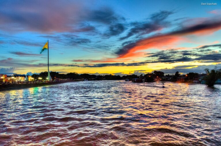 Fim de tarde às margens do Rio Acre
