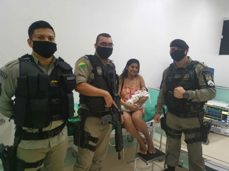PM salva recém-nascido de apenas 17 dias que estava engasgado no interior do Acre