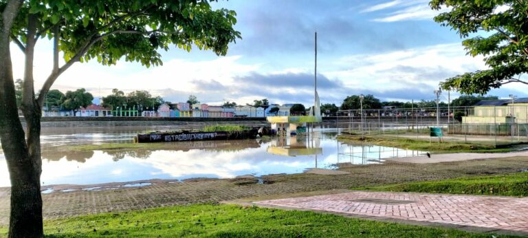 Rio Acre amanhece a apenas 37cm da cota de transbordo e águas já invadem ruas da Base
