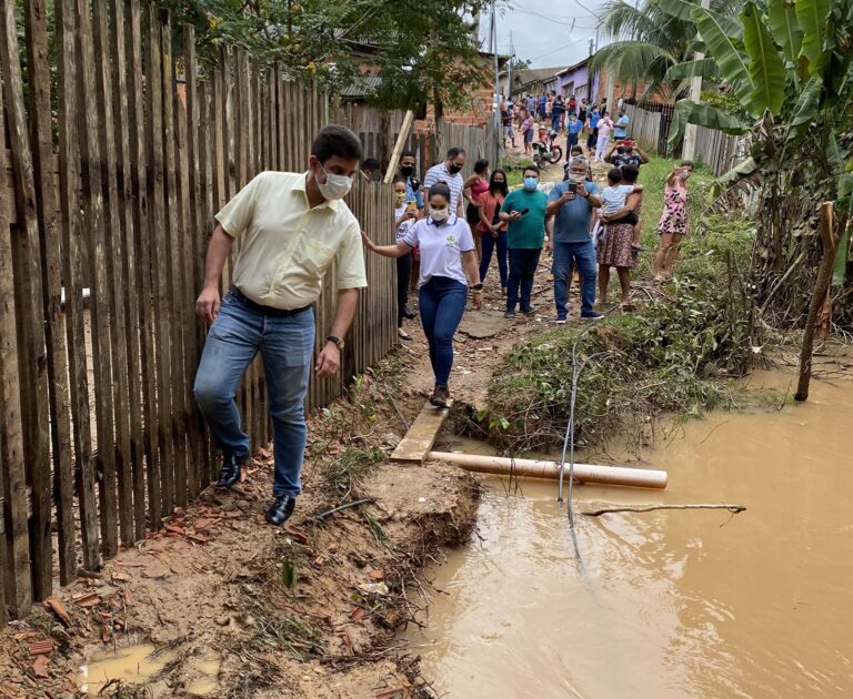 Gladson visita bairros alagados com primeira-dama e faz doação de mais de 100 sacolões