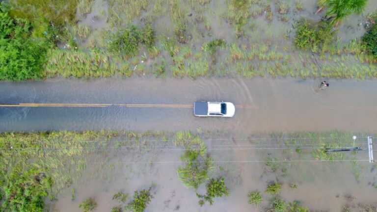 Igarapé transborda e alaga rodovia que liga Cruzeiro do Sul a Rodrigues Alves