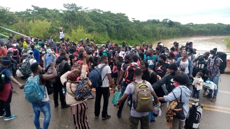 Haitianos fazem protesto tenso em fronteira do AC com o Peru