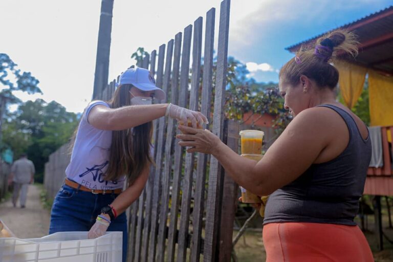 Primeira-dama do Acre leva alimento e carinho aos atingidos pela enchente na capital