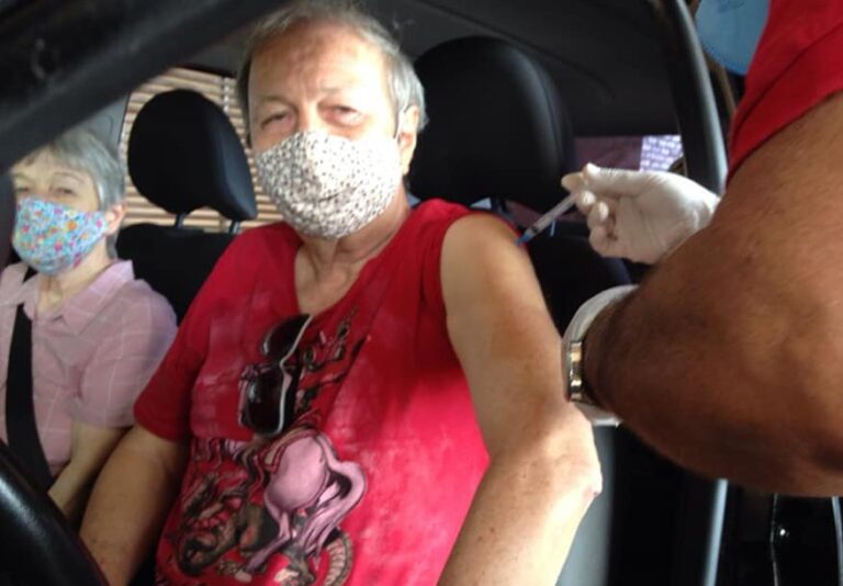 Padre Massimo é vacinado no AC e brinca: “Se amanhecer com cara de jacaré, guarde esta foto”