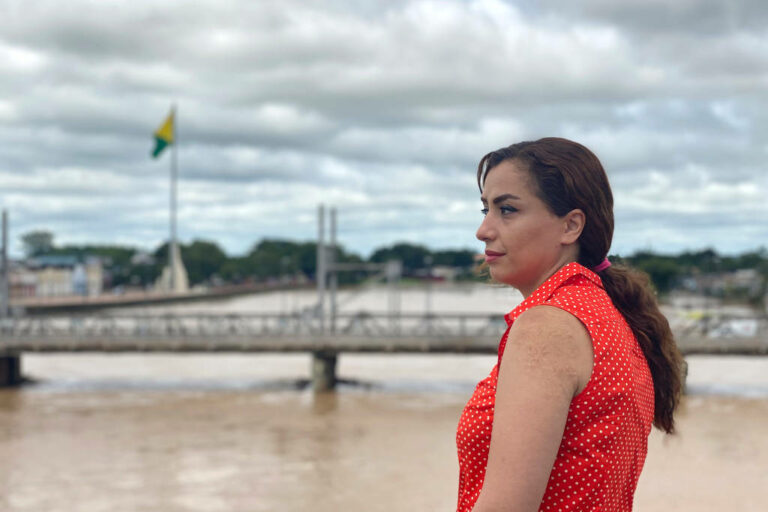 Ativista foge do Irã, é presa no Acre e mobiliza artistas que temem deportação