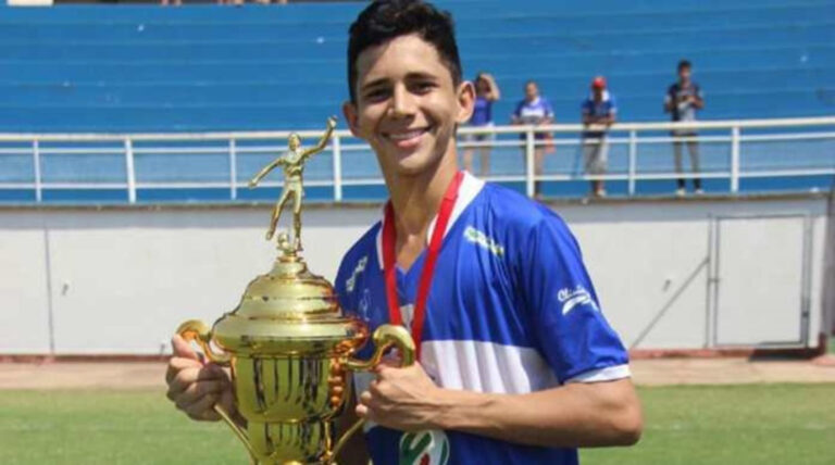 Atleta acreano de apenas 18 anos vai jogar futebol em Dubai
