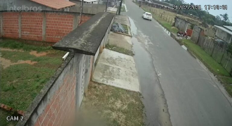 Vídeo: em Cruzeiro do Sul, motorista atinge pedestre e continua viagem normalmente