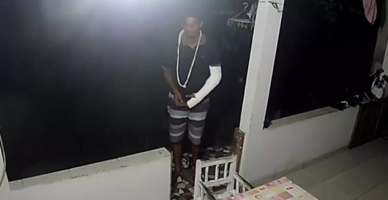 Vídeo: com braço engessado, homem invade casa no AC e rouba botija de gás e assalta geladeira