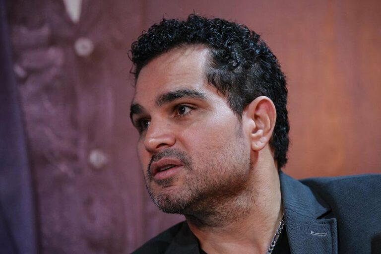 Em vídeo, Luciano Camargo expõe beijo e lambida com parceiro: “É só chamar”