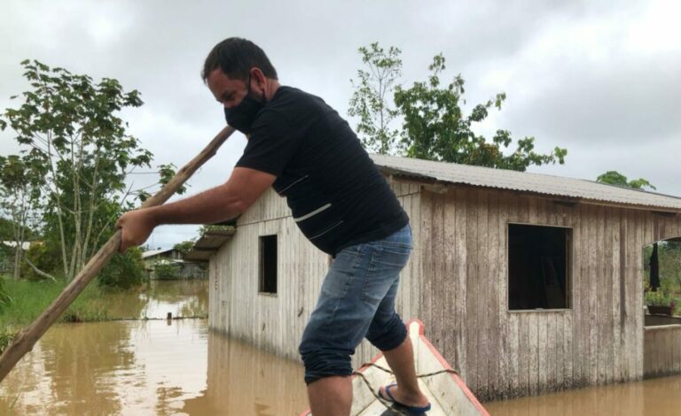 Moradores atingidos por enchente no Acre permanecem em suas casas com medo de furtos