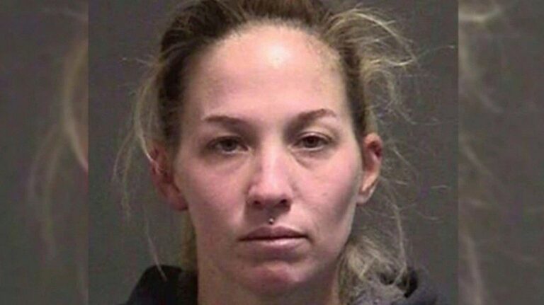 Professora é presa após ter relação sexual com aluna dentro de sala de aula