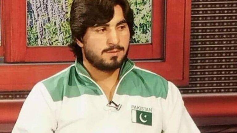 Boxeador morre após receber golpe do adversário; veja a cena