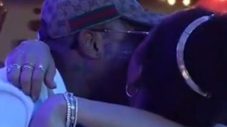 ‘Ilhados’: Anitta troca beijo triplo em festa e repercute na web